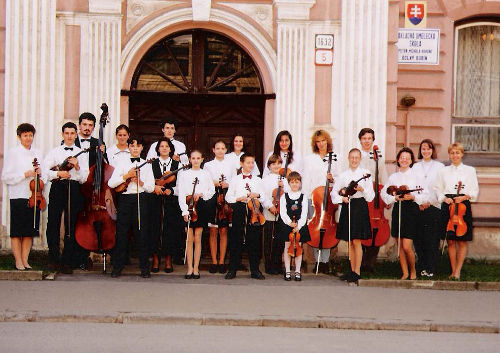 žiaci Sláčikového orchestra pred školou