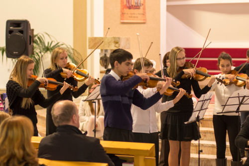 žiaci orchestra na vystúpení v kostole