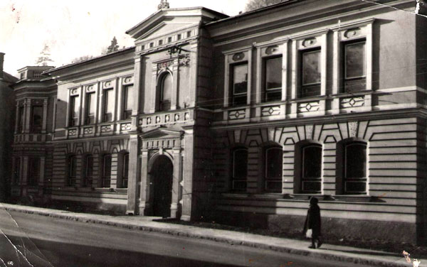 budova školy v minulosti