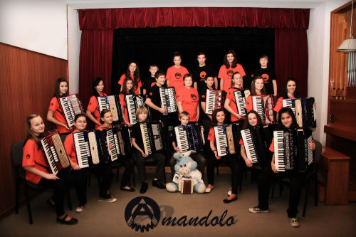 Žiaci akordeónového orchestra spoločne