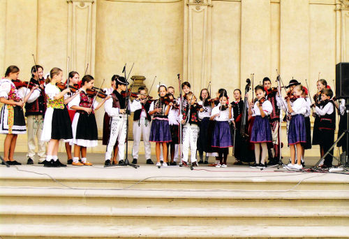 žiaci Sláčikového orchestra