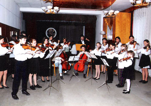 žiaci Sláčikového orchestra